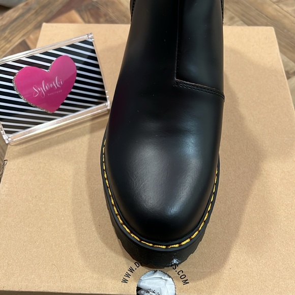 Amazon.com | Dr. Martens Women 🔥 ROMETTY II VINTAGE SMOOTH LEATHER CHELSEA BOOTS NWT 🖤